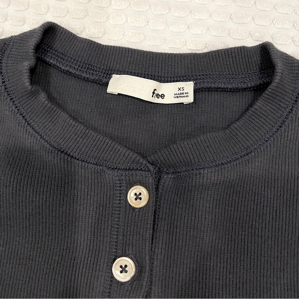 LIKE NEW Aritzia Wilfred Free Thermal Long Sleeve Top Bundle - Picture 2 of 4